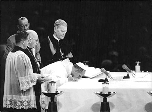 Vintage fotó Pál Pápa meghajolva, végrehajtása a tömeg.Hozott - Oct 1965